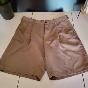 Roundtree and Yorke Men's Pleated Khaki Shorts Size 34X9